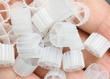 Biofilm MBBR Porteur de filtre chaud pour l'élevage de crevettes RAS Traitement de l'eau 10*7mm