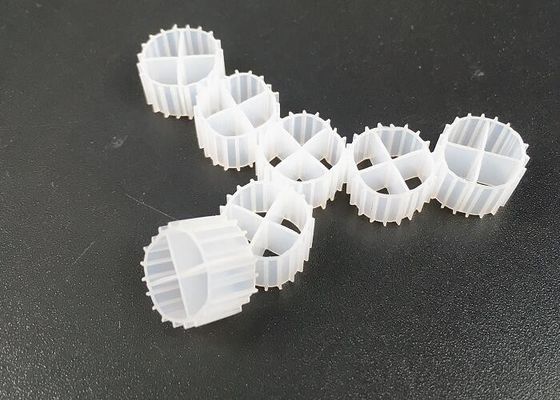 Couleur blanche MBBR bassin de biocellules Filtre médias vierge matériau HDPE et flottant pour RAS
