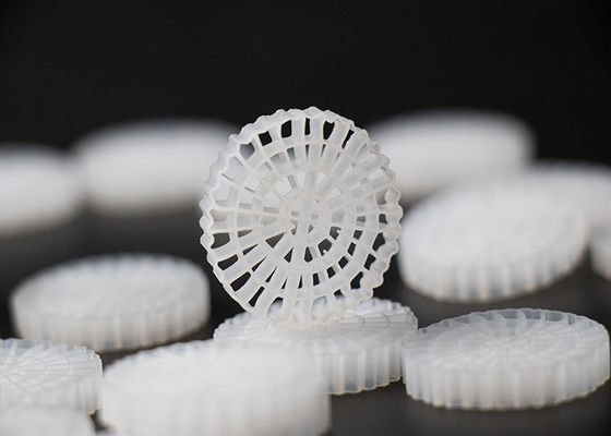 25*4mm PE64 K5 MBBR Bio Media K5 Couleur blanche et matériau HDPE vierge pour le système RAS