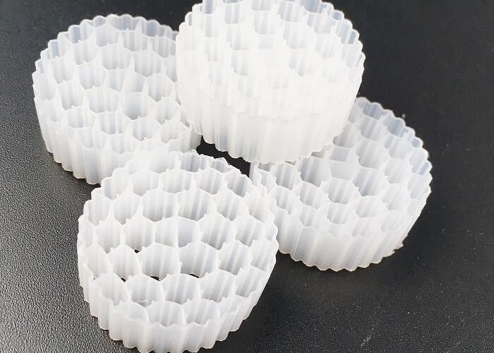 Pe38 25*4mm HDPE Mbbr bio média filtrant Safty lit mobile grande surface