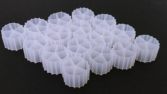 Populaire 11*7mm de couleur blanche et de matériau vierge HDPE MBBR bio boules pour les aquariums