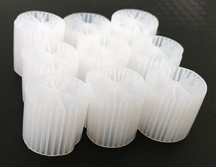 Taille 15*15 mm avec couleur blanche et matériau vierge HDPE MBBR médias filtrants pour réservoir anaérobie