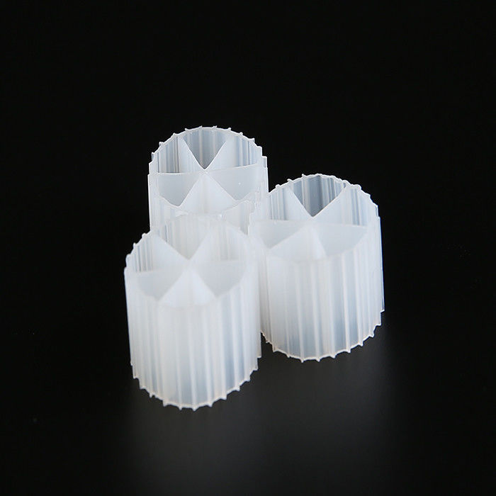 Les médias de filtration des cellules biologiques de l' étang de koi sont en plastique, les médias biologiques sont à 6 trous, de couleur blanche et en HDPE vierge.