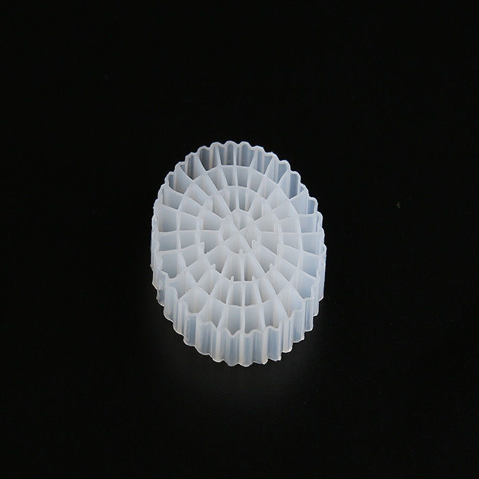 Couleur blanche MBBR Bio Media Virgin Matériau HDPE K5 pour le traitement des eaux usées