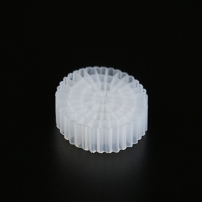 Couleur blanche MBBR Bio Media Virgin Matériau HDPE K5 pour le traitement des eaux usées