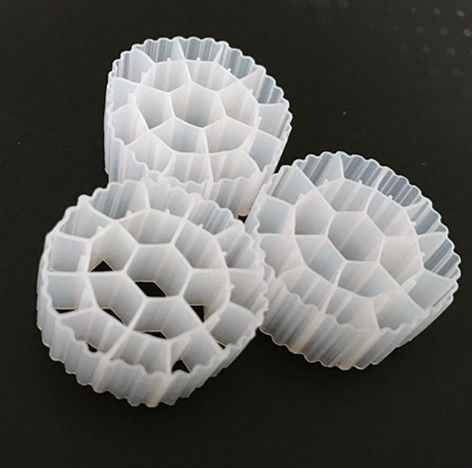 Filtres MBBR de couleur blanche et noire avec du matériau vierge HDPE pour le traitement des eaux usées