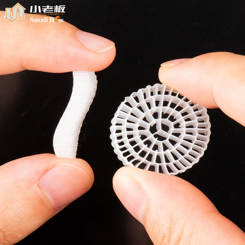 Mbbr Filtre d'aquarium PE plastique Matériau 1600M2/M3 pour l'élevage du poisson