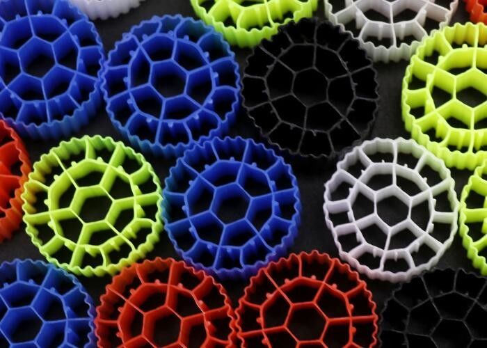 Chine usine k1 kaldnes plastique médias d'élevage de poissons biotransporteur flottant pour l'aquaculture RAS mbbr réacteur HDPE FDA SAFTY