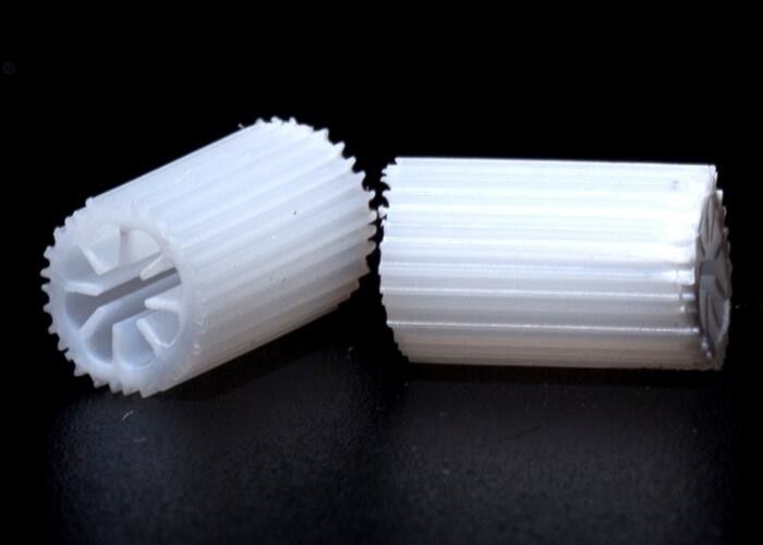 PE08 MBBR Filtreur lourd Matériau HIPS vierge pour le traitement des eaux usées Matériau de biomasse de couleur blanche