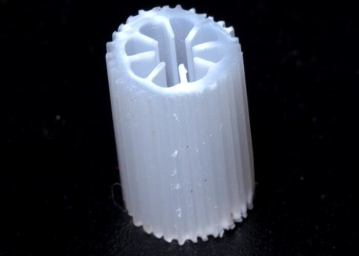 PE08 MBBR Filtreur lourd Matériau HIPS vierge pour le traitement des eaux usées Matériau de biomasse de couleur blanche
