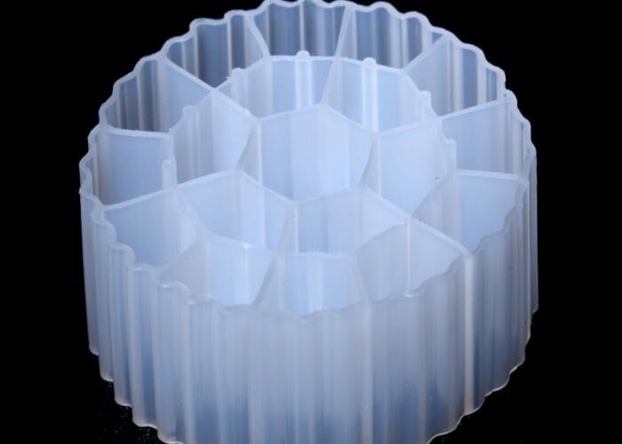 MBBR en plastique Biomédias HDPE K3 Filtres aquaponiques 500 m2/m3 fda matériau sûr Biopipe boules de cellules biologiques