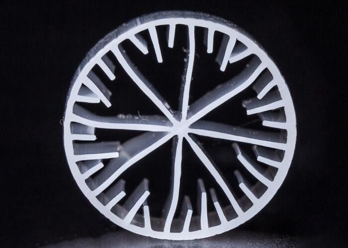 Matériau vierge HDPE MBBR Biopipe Filtre pour réservoir anaérobie 15*15 mm Taille