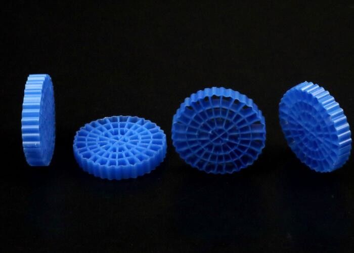 Poisson d'étang d'aquarium couleur bleue MBBR porteuse flottante grande surface >1200M2/M3 technologie SBR 25*4mm média