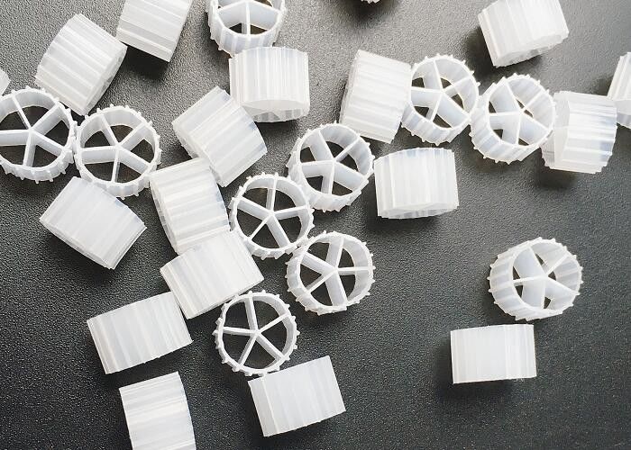 Biofilm MBBR Porteur de filtre chaud pour l'élevage de crevettes RAS Traitement de l'eau 10*7mm