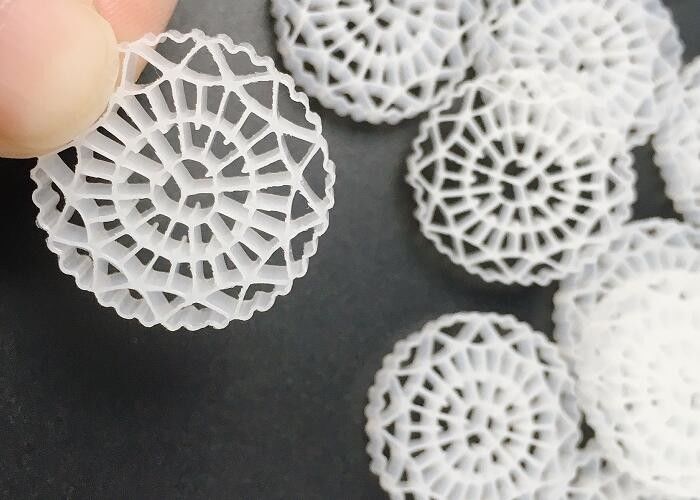 une surface élevée résistant aux UV mbbr bio-média crevettes aquaculture COD BOD élimination 25*5mm hdpe biochips de couleur blanche