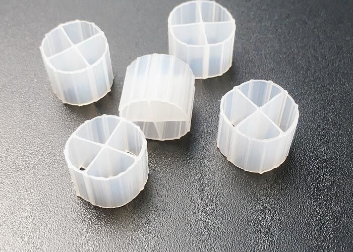 Aquaculture Ferme de pêche MBBR Biofiltreur 12*9mm Hdpe Bioballs blancs Sbr Processus