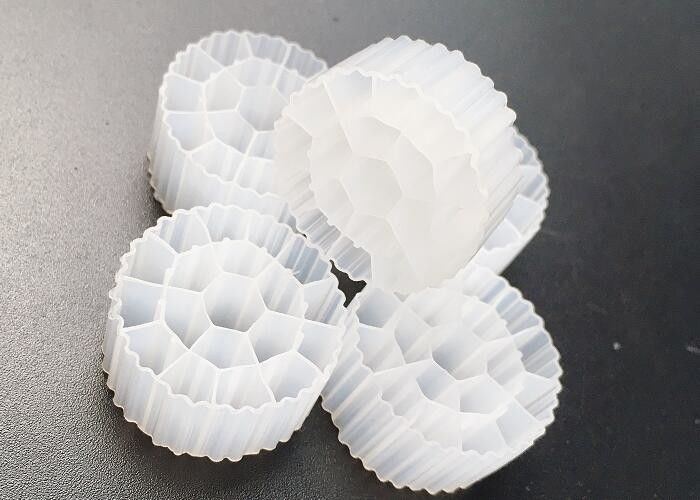 Hdpe K3 Biocelle MBBR Médias de traitement de l'eau 25*12mm 600m2 / M3 Grande surface