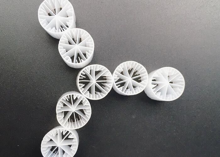 Surface élevée MBBR Filtre médias de couleur blanche Vierge Matériau HDPE 15*15MM
