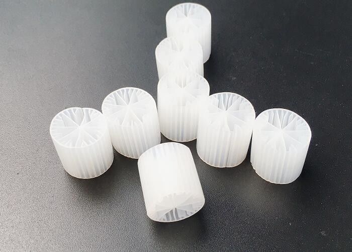 Surface élevée MBBR Filtre médias de couleur blanche Vierge Matériau HDPE 15*15MM