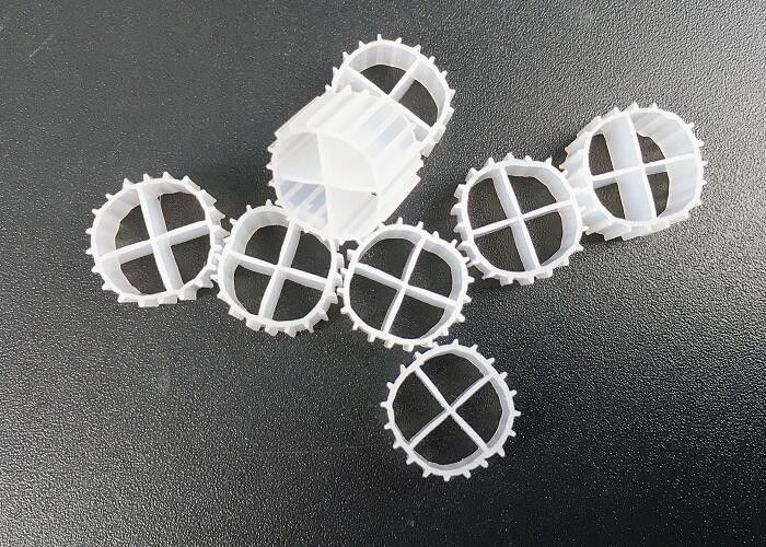 Matériau vierge HDPE Kaldnes K1 Filtre médias Bio boules pour les aquariums