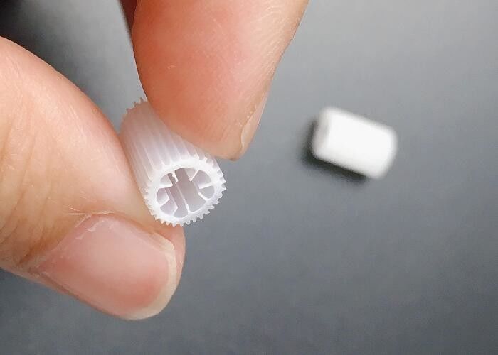 Matériau virgin HIPS MBBR Filtre de médias flottants Micro-biopipe pour le traitement des eaux usées