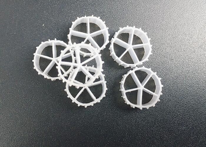 Les médias de filtration MBBR de couleur naturelle et le matériau vierge HDPE MBBR Bio Media pour RAS 10 * 7 mm