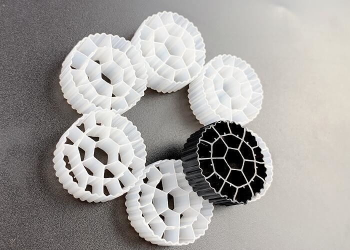 MBBR en plastique Biomédias HDPE K3 Filtres aquaponiques 500 m2/m3 fda matériau sûr Biopipe boules de cellules biologiques