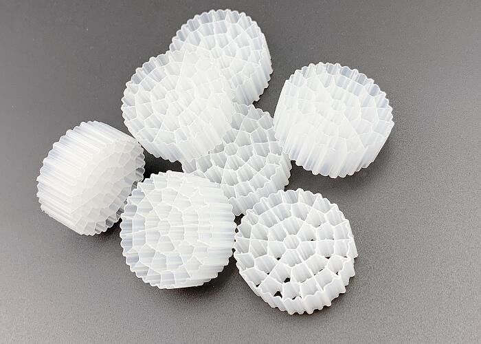 Média de filtrage PE37 de couleur blanche HDPE K1 pour améliorer la qualité de l'eau