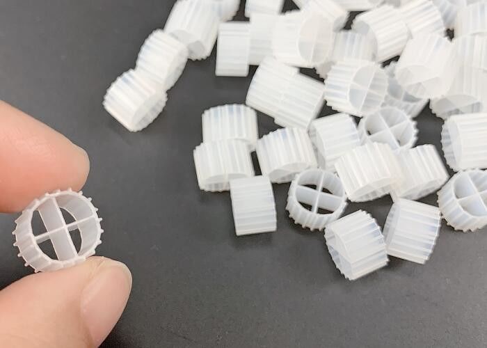 11*7mm couleur naturelle et matériau vierge HDPE MBBR Biofilm