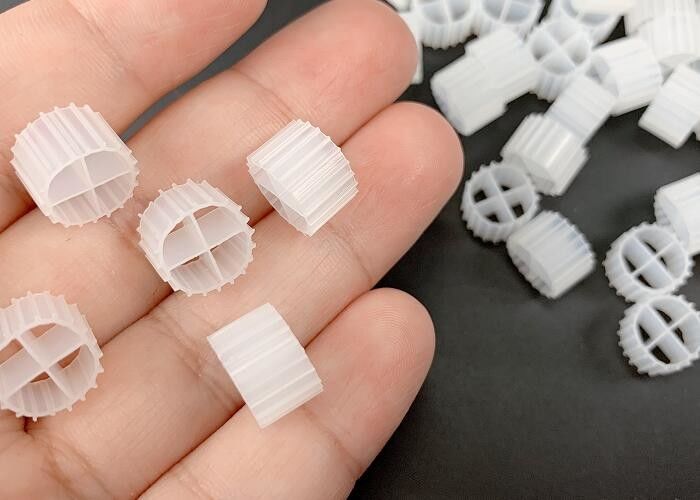 11*7mm MBBR Bio Filter Media K1 avec couleur blanche et matériau vierge HDPE