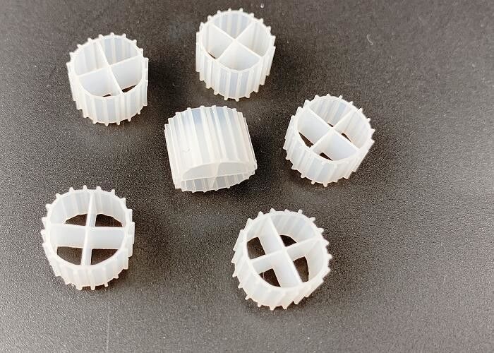 usine de traitement des eaux usées dotée d'une technologie de filtration multimédia mbbr kaldnes k1/k3 pour les systèmes d'aquaculture ras