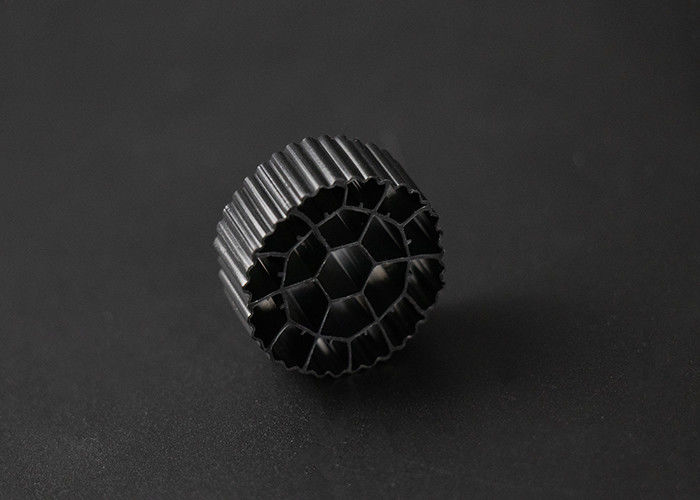 Matériau vierge HDPE MBBR Filtre médias Biofiltre 25mm X12mm Taille 600 m2/m3 Surface
