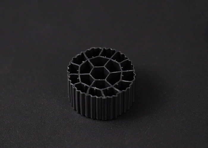Matériau vierge HDPE MBBR Filtre médias Biofiltre 25mm X12mm Taille 600 m2/m3 Surface