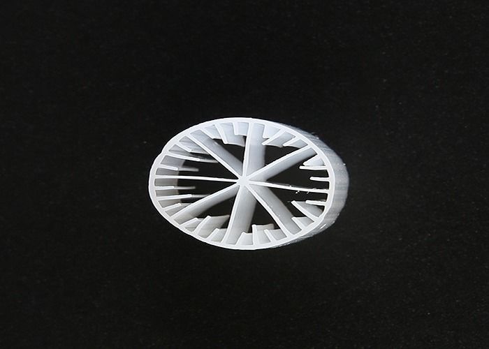 15*15 mm Taille MBBR Bio Media Vierge Matériau HDPE Couleur blanche Pour réservoir anaérobie