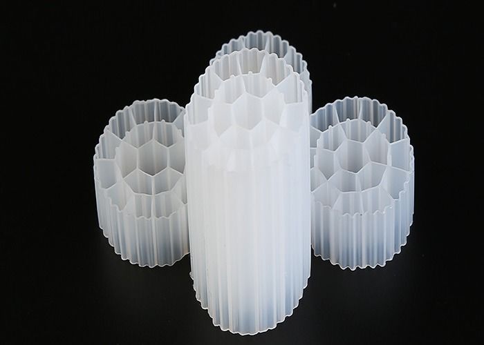 Matériau vierge HDPE MBBR Filtre en plastique de couleur blanche pour le traitement des eaux usées
