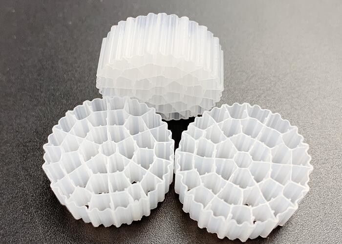 Pipe d'extrusion de bio-média en plastique Biotube MBBR Kaldnes Filtre de médias de n'importe quelle couleur