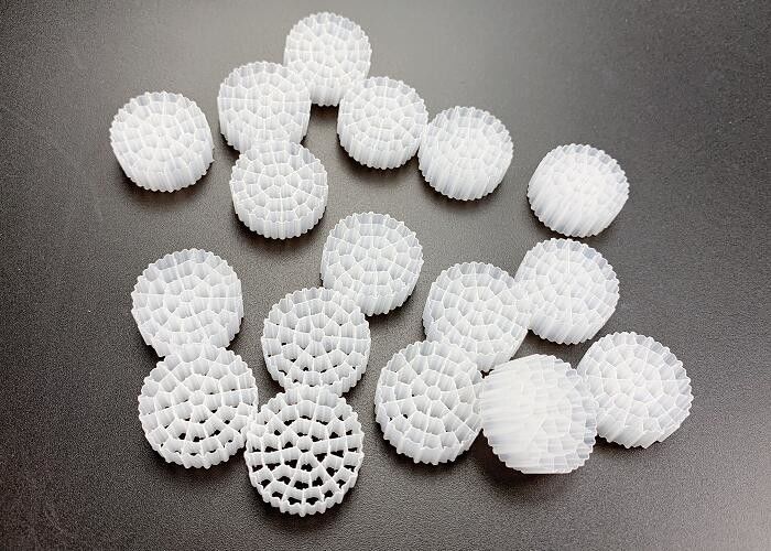 Pipe d'extrusion de bio-média en plastique Biotube MBBR Kaldnes Filtre de médias de n'importe quelle couleur