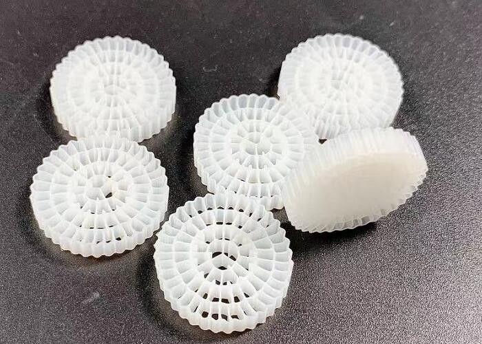 Filtre biologique porteur en HDPE Mbbr pour les lits suspendus de la pisciculture 25x4MM