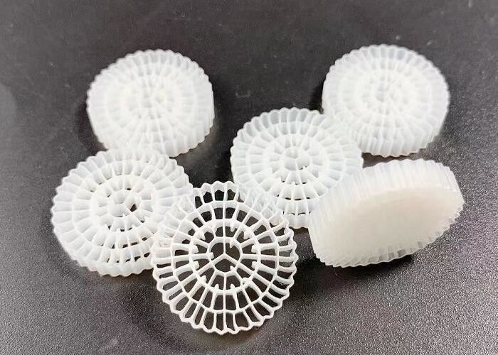 Filtre biologique porteur en HDPE Mbbr pour les lits suspendus de la pisciculture 25x4MM